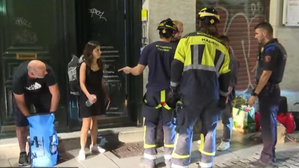 Los bomberos acudieron para ayudar a la familia.