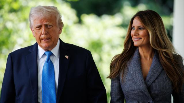 Melania y Donald Trump, salen del Despacho Oval en la Casa Blanca para una ceremonia de firma de la ley 'Take It Down' en el Jardín de Rosas de la Casa Blanca, en Washington DC, el lunes 19 de mayo de 2025.