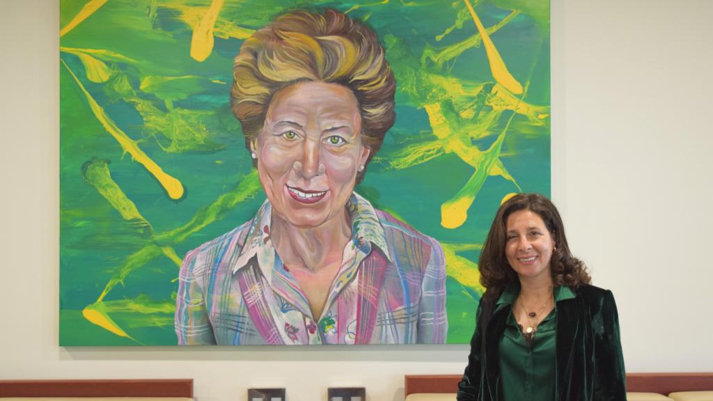 Lourdes Gullón posa con un cuadro de su madre y presidenta de honor de la empresa, María Teresa Rodríguez.