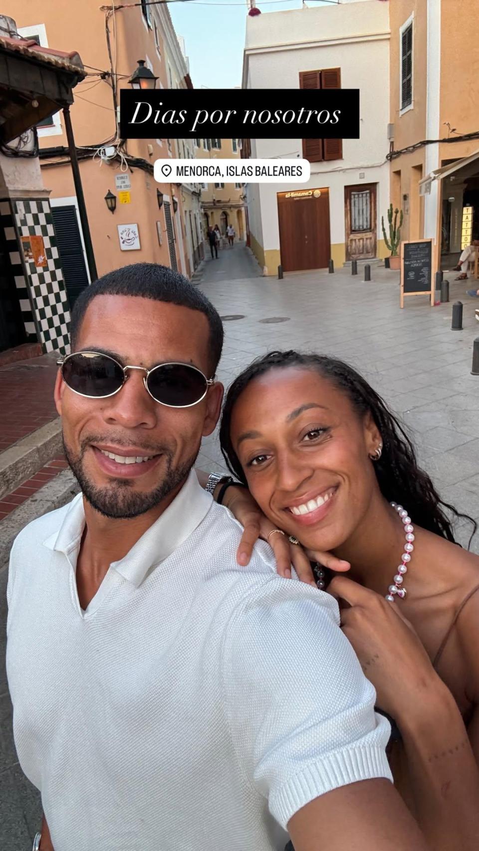 Ana Peleteiro y su esposo, Benjamin, en su viaje a Menorca.