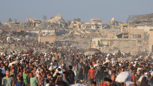 Palestinos cargando con ayuda humanitaria en el norte de una Franja de Gaza colapsada y destruida.