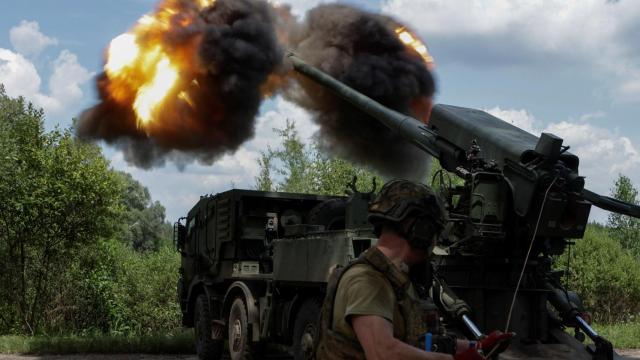 Militares ucranianos disparan un obús autopropulsado contra las tropas rusas cerca de una línea de frente en la región de Járkov.