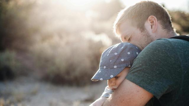Un padre y un hijo.