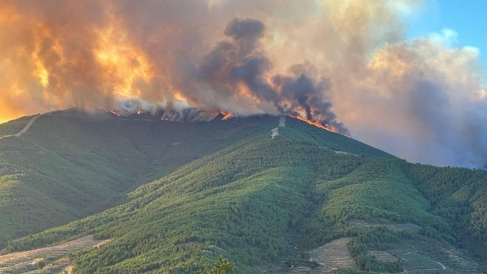 El incendio de Las Hurdes (Cáceres) evoluciona favorablemente y el fuego ya arrasado con 2.775 hectáreas
