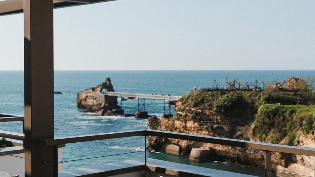 La terraza más codiciada de Biarrtiz: platos típicos como steak tartar o tarama y vistas de infarto al atardecer