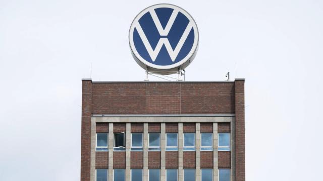 Logo de Volkswagen en su sede de Wolfsburgo