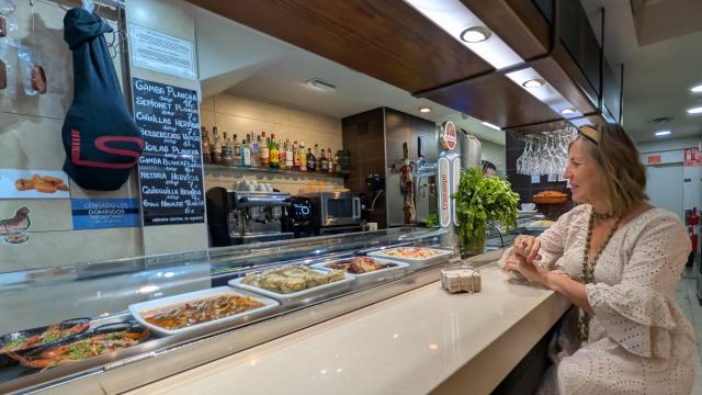Gema Amor, en la barra del Capri, uno de los restaurantes que participa en Alicante Gastronómica.