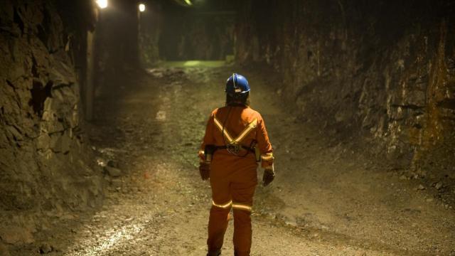 Mujer minera en un túnel de la mina.