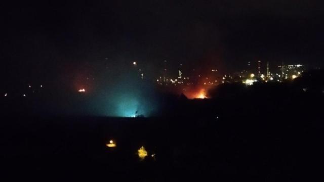 Los bomberos controlan un incendio cerca del embalse de Meicende, en Arteixo (A Coruña)