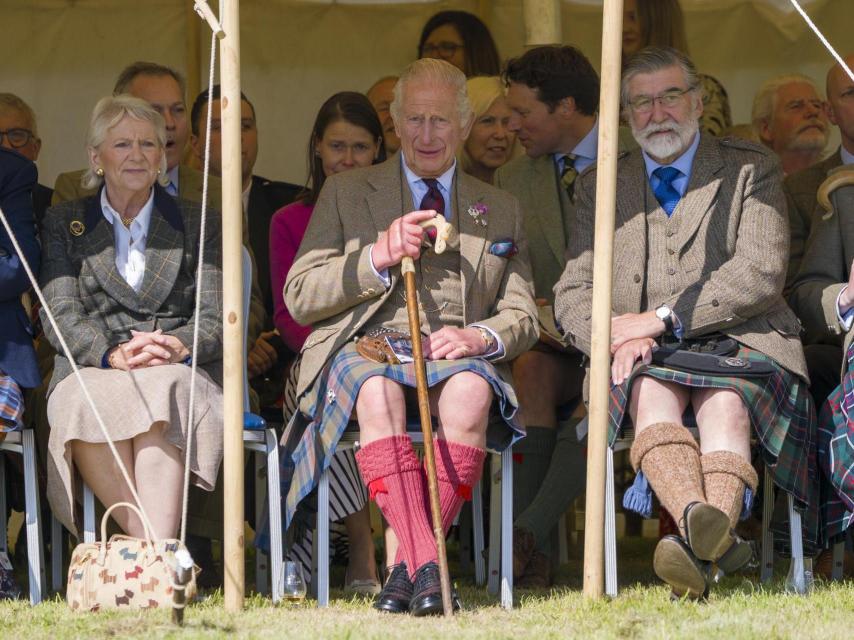 Carlos III ha tomado un Dubh Sgian, dentro de sus calcetines. Este pequeño cuchillo escocés tradicional es un elemento distintivo del típico traje masculino de tierras altas.