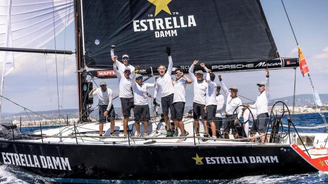 La tripulación de Estrella Damm celebra la victoria.