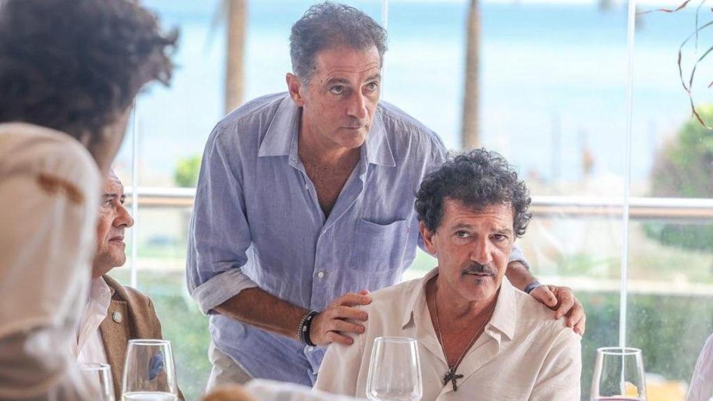Antonio Banderas, with his brother Javier, in an image of social networks.
