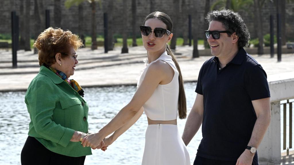 La pareja ha posado con Engracia de Dudamel, abuela del director de la orquesta.