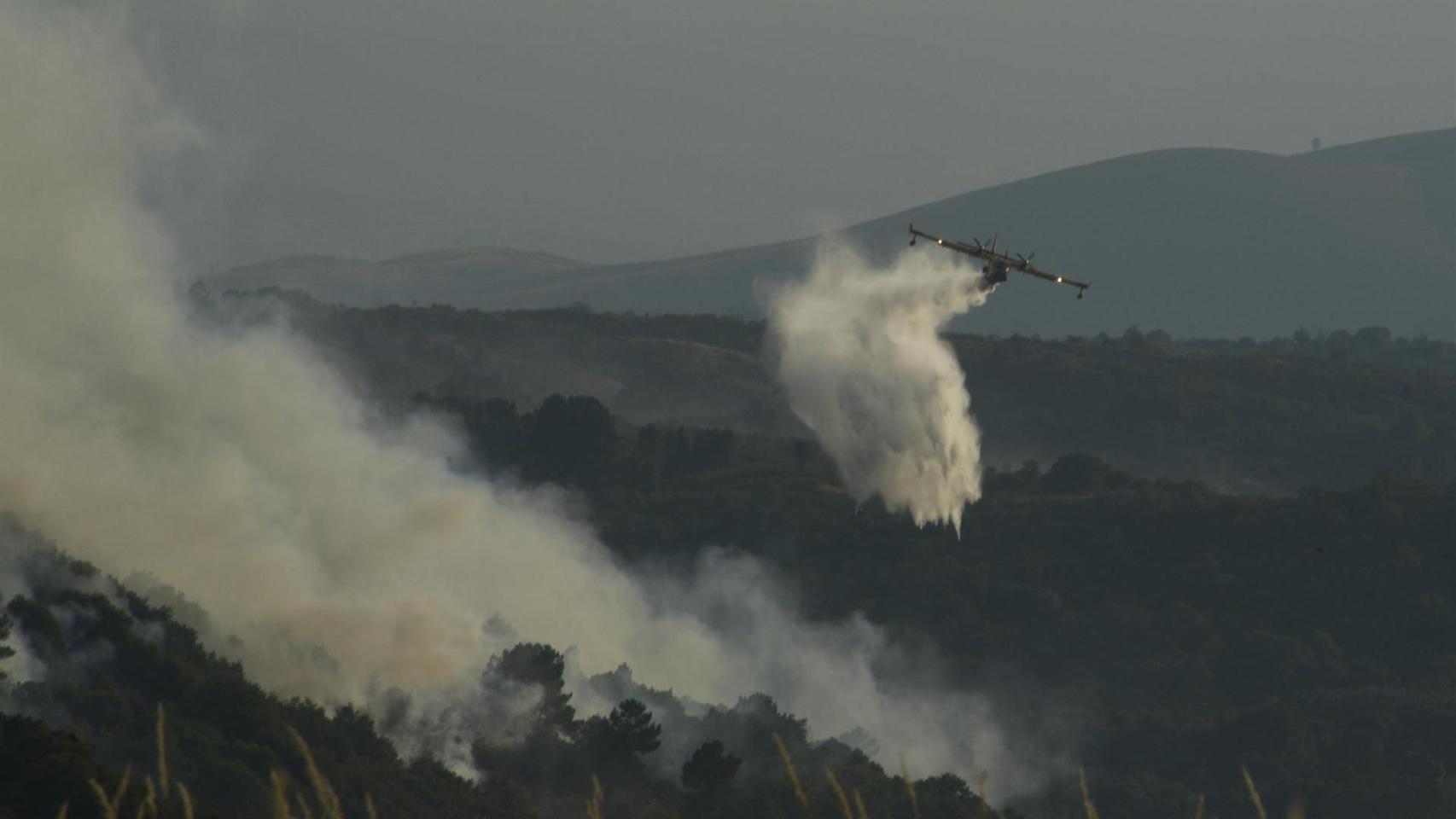 El incendio forestal en Vilardevós (Ourense) alcanza las 570 hectáreas calcinadas