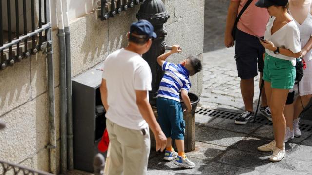 Un joven se refresca en una fuente de Toledo el pasado verano durante otro episodio de altas temperaturas.