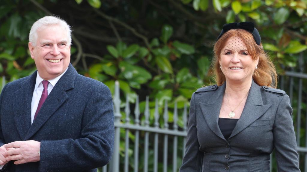 Andrés de York con Sarah Ferguson, su ex esposa, en una imagen tomada en 2024.