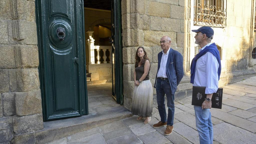 El alcalde, Inés Rey, el portavoz de BNG, Francisco Jorquera y miembro del Cornide Institute, Alfredo Vigo Trasancos, en las puertas de la Casa Cornide.