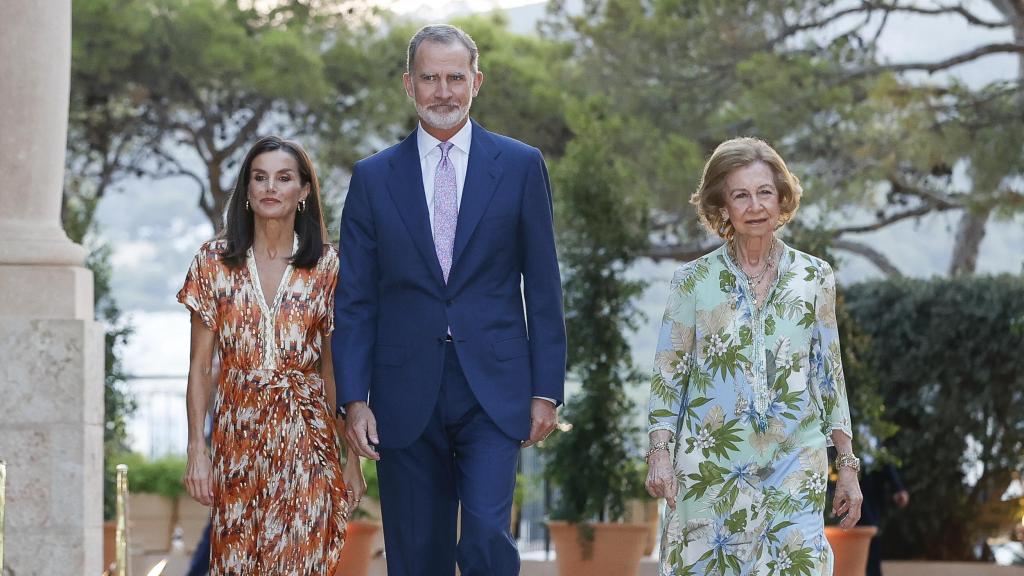 Los reyes de España con Sofía de Grecia, el verano pasado, en julio de 2024, en Marivent.