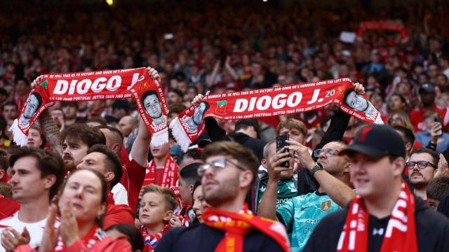La afición del Liverpool homenajea a Diogo Jota en el primer partido en Anfield tras su fallecimiento.