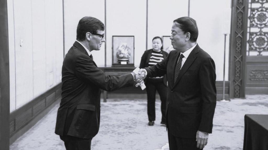 Salvador Illa, presidente de la Generalitat de Cataluña, con Wu Weihua, vicepresidente de la Asamblea Popular Nacional de China.