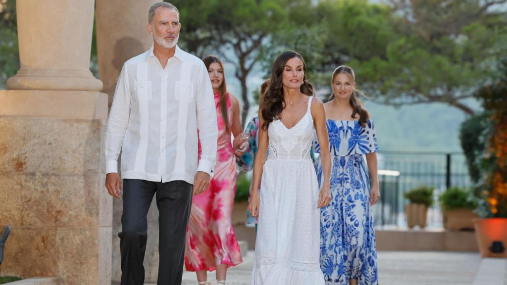 Los reyes de España, sus hijas y el emérito de Sofía, llegando a conocer a las autoridades.
