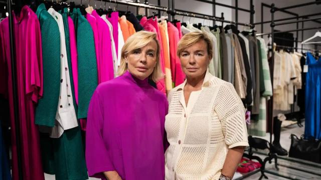 Beli y Yoli López, creadoras de YOWE, posando en su tienda.