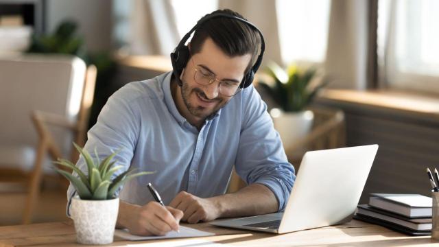 La propuesta de Opositatest ha evolucionado hacia un sistema que entrena la mente y se adapta gracias a la IA a la disponibilidad de cada usuario para optimizar su tiempo y hacer más eficaz su preparación para el examen.