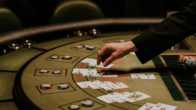 Un crupier en un casino