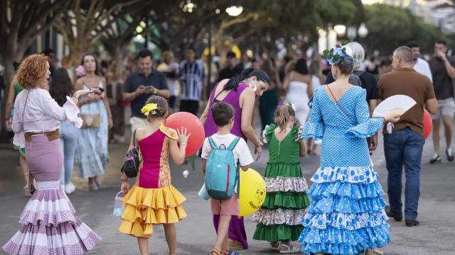 Una familia en la Feria de Málaga.