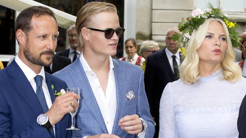 Haakon de Noruega, junto con Marius Borg y Mette-Marit.