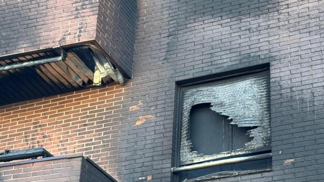 La fachada del edificio tras el incendio hace unas semanas.