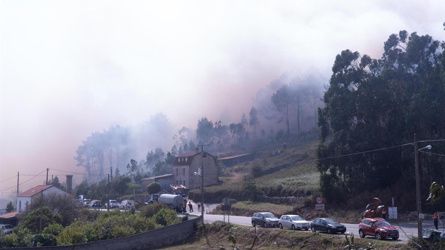 Mato, alcalde de Ponteceso (A Coruña) ante el incendio de Corme:  Estamos intentando salvar las casas 