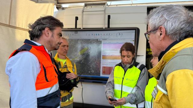 El conselleiro de Presidencia Diego Calvo esta tarde en el puesto de mando avanzado de Ponteceso tras el incendio de Corme Aldea.