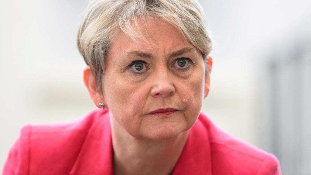 Yvette Cooper, ministra del Interior, charla con vecinos durante su visita a la biblioteca Spellow en Liverpool.