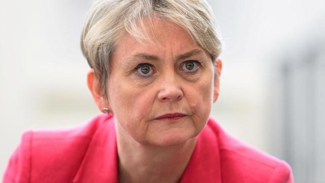 Yvette Cooper, ministra del Interior, charla con vecinos durante su visita a la biblioteca Spellow en Liverpool.