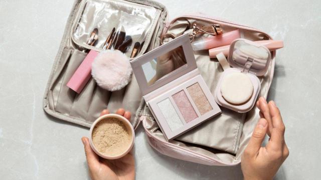 Este es el accesorio más cómodo, práctico y barato para llevarte todo tu maquillaje de vacaciones