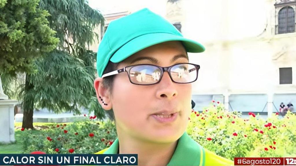 El calor no le impide trabajar.