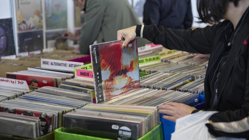 Un puesto de la 26ª Feria Internacional del Disco de Madrid, en el Recinto Ferial de la Casa de Campo, mayo de 2025. Foto: Jesús Hellín / Europa Press.