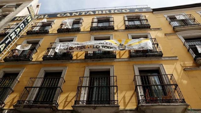 Un bloque de pisos okupados.