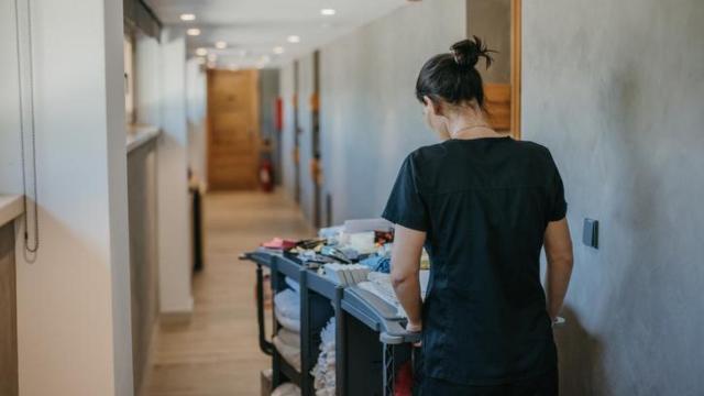 Una limpiadora de hotel en su trabajo.