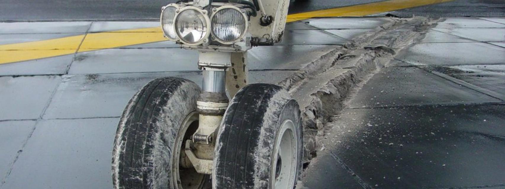 La rueda del tren de aterrizaje de un avión frenada por un sistema EMAS