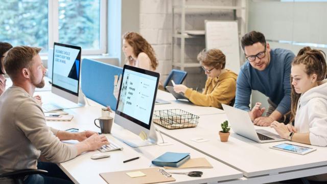 El 92% de las microempresas canarias dispone de ordenadores y el 89% tiene conexión a internet, con una penetración del 74% de banda ancha fija y un 73% de banda ancha móvil.