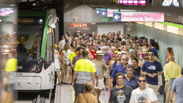 Viajeros del Metro de Málaga.