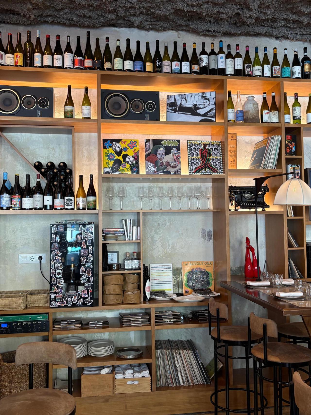 Pared de vinos y vinilos de Manifesto 13.