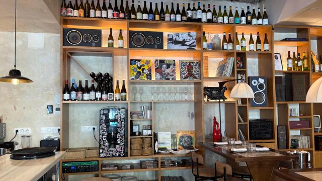 Pared de vinos y vinilos de Manifesto 13.