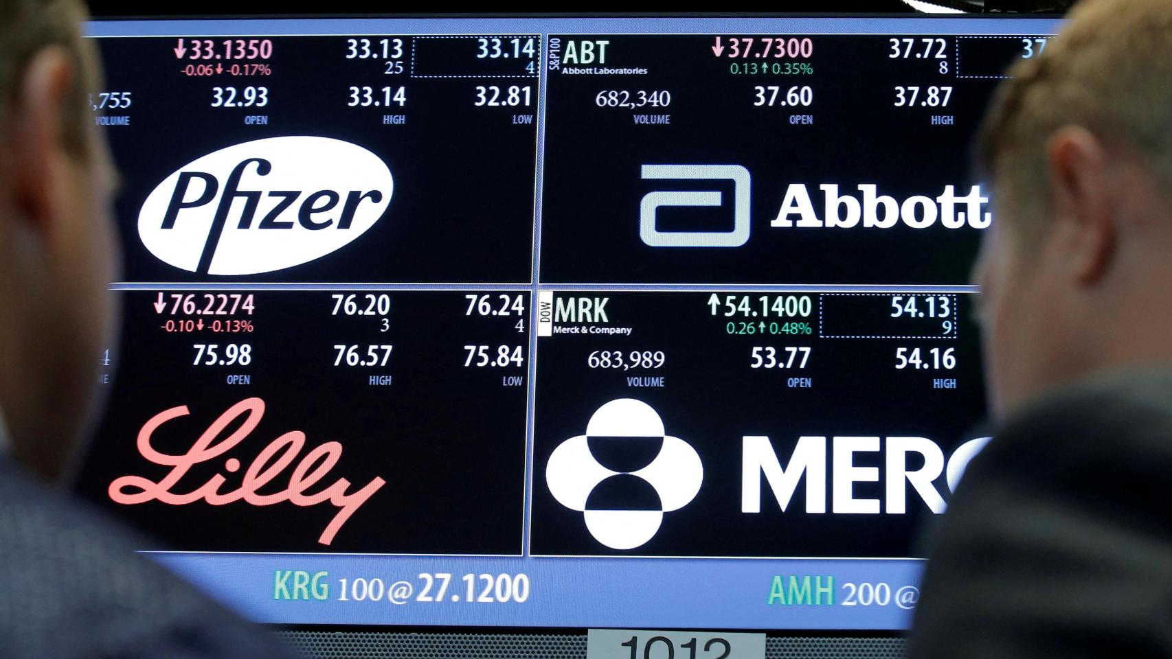 Una pantalla de la Bolsa de Nueva York muestra los logos de las principales farmacéuticas de EEUU.