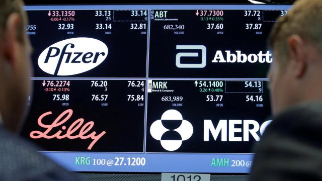 Una pantalla de la Bolsa de Nueva York muestra los logos de las principales farmacéuticas de EEUU.