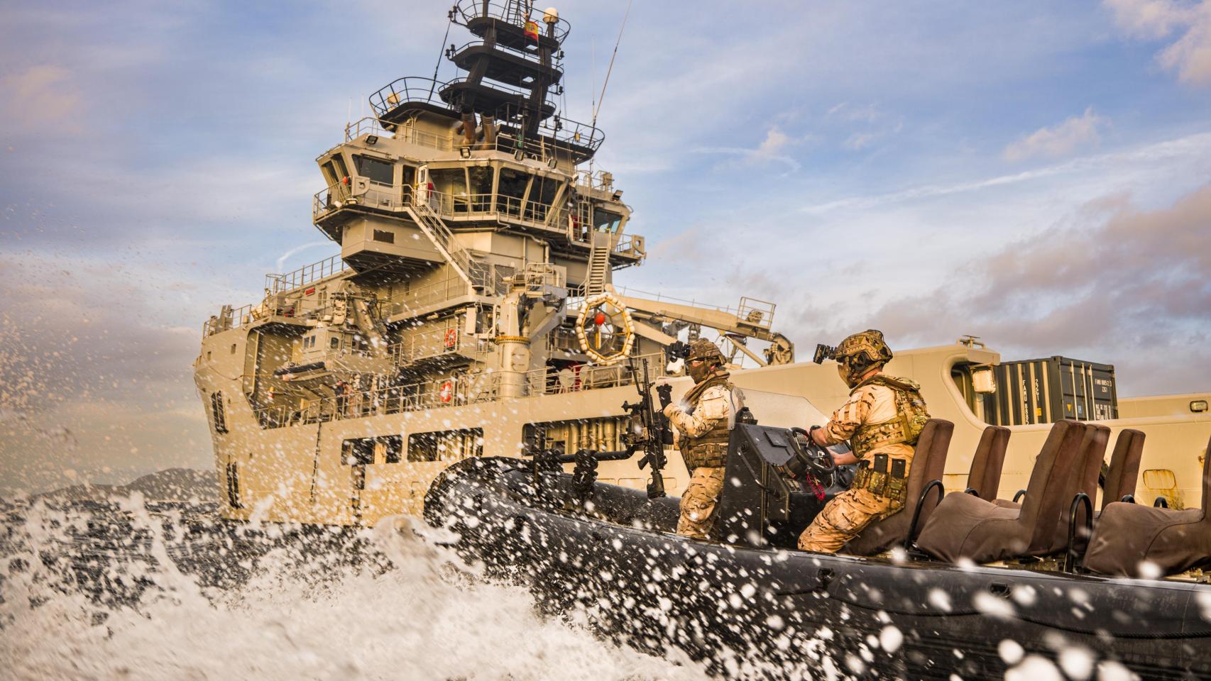 El buque Carnota, de 60 metros de eslora, navega frente a las aguas de Cartagena; allí, en la Estación Naval de la Algameca, se encuentra la base de la FGNE.