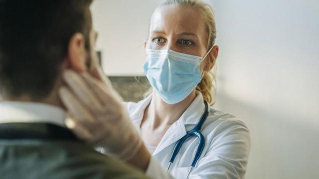 Médicos en una situación de urgencia. Imagen de archivo.