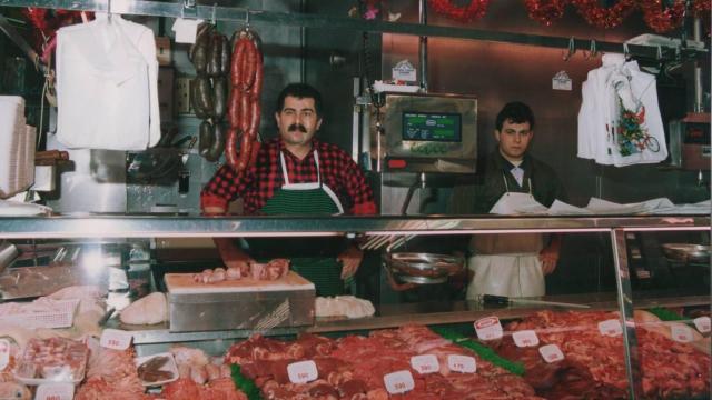 Luis Álvarez (derecha) y su padre, José Luis Álvarez, en una imagen de cuando trabajaban juntos en la casquería.